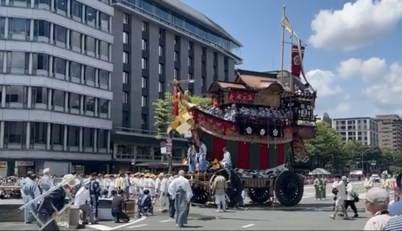 buc rem theu rong cung dinh cua viet nam xuat hien tai le hoi gion nhat ban