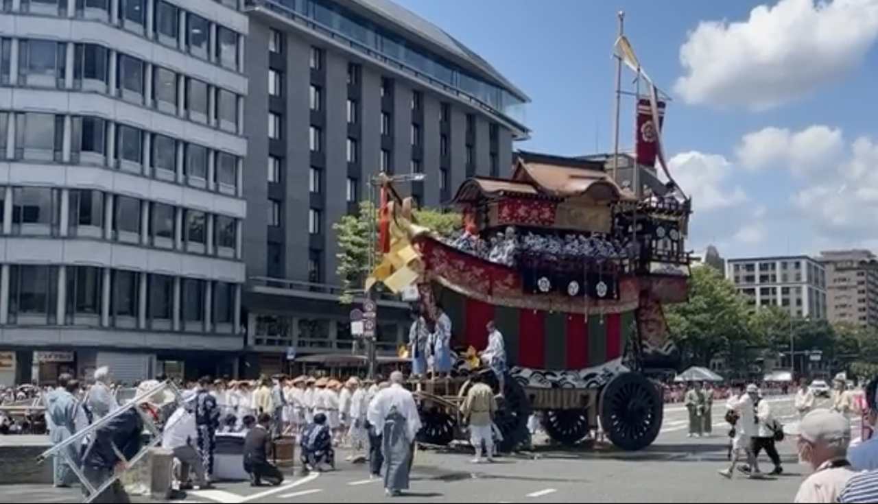 Bức rèm thêu rồng cung đình của Việt Nam xuất hiện tại Lễ hội Gion (Nhật Bản)