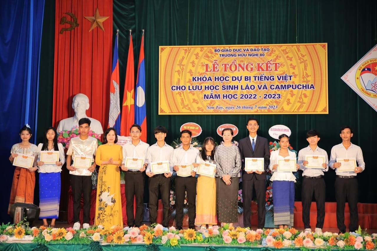 Học sinh Lào và Campuchia lớp dự bị tiếng Việt chia tay mái trường Hữu nghị T80