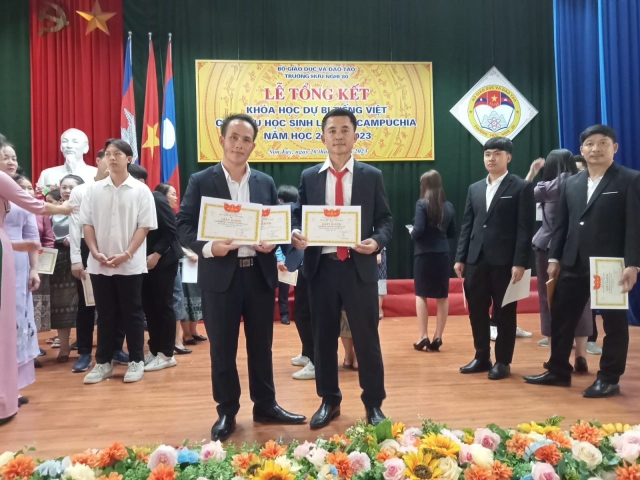 Học sinh Lào và Campuchia lớp dự bị tiếng Việt chia tay mái trường Hữu nghị T80