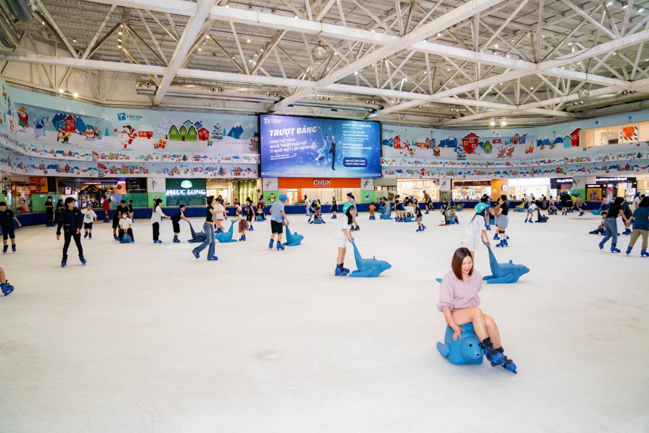 Vincom Mega Mall Royal City tiên phong mang đến trải nghiệm khác biệt cho khách hàng với sân trượt băng trong nhà đầu tiên tại Việt Nam.
