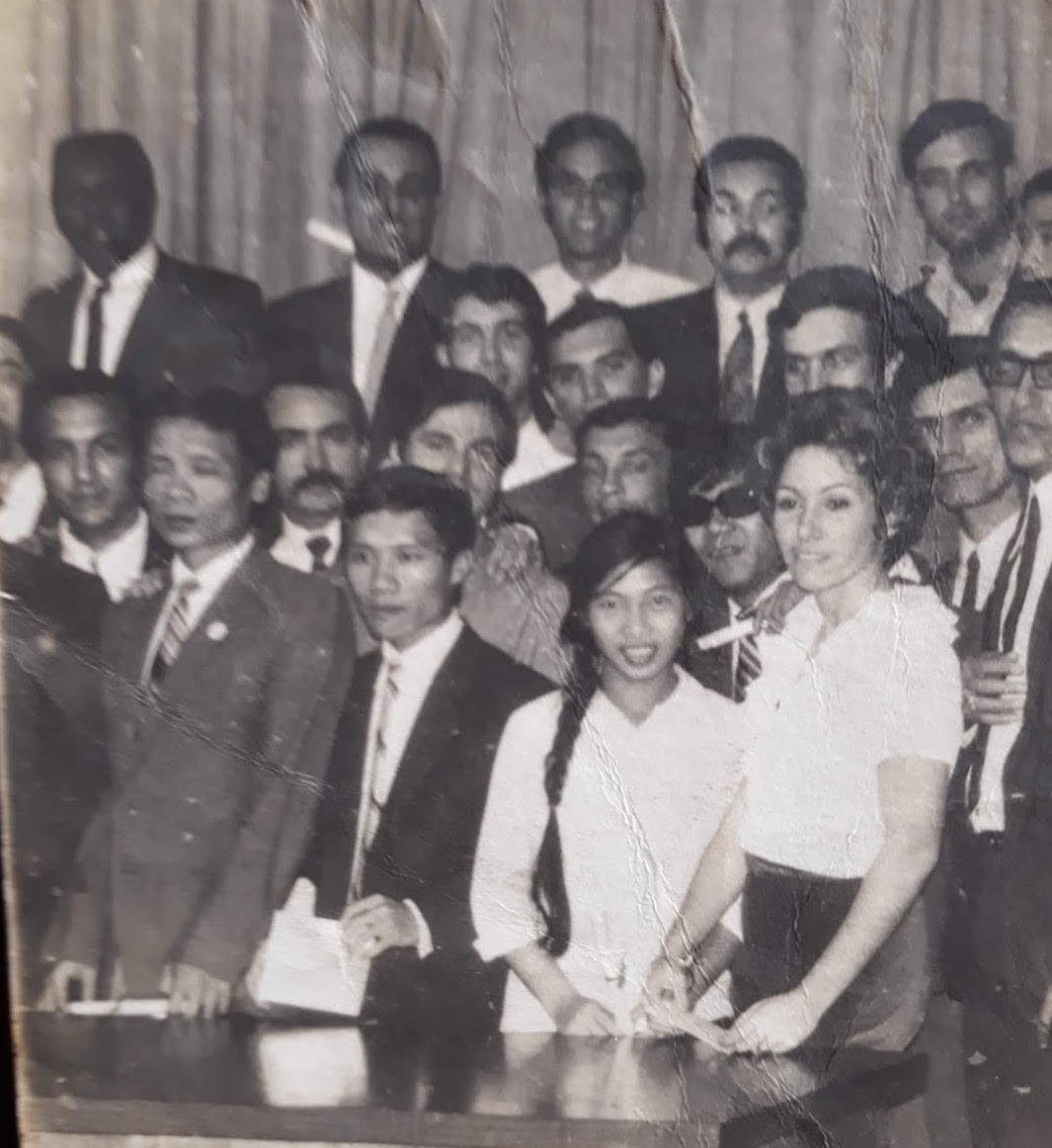 Ông Nguyễn Thanh Hà (áo vest đen, ở giữa) cùng các sinh viên Đại học Cujae La Habana khi nhận bằng tốt nghiệp tháng 12/1973.