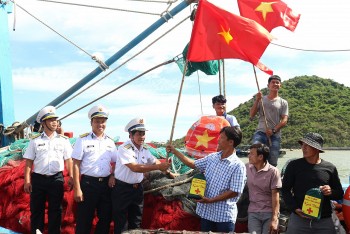 Vùng 4 hải quân cùng ngư dân Bình Định vươn khơi bám biển