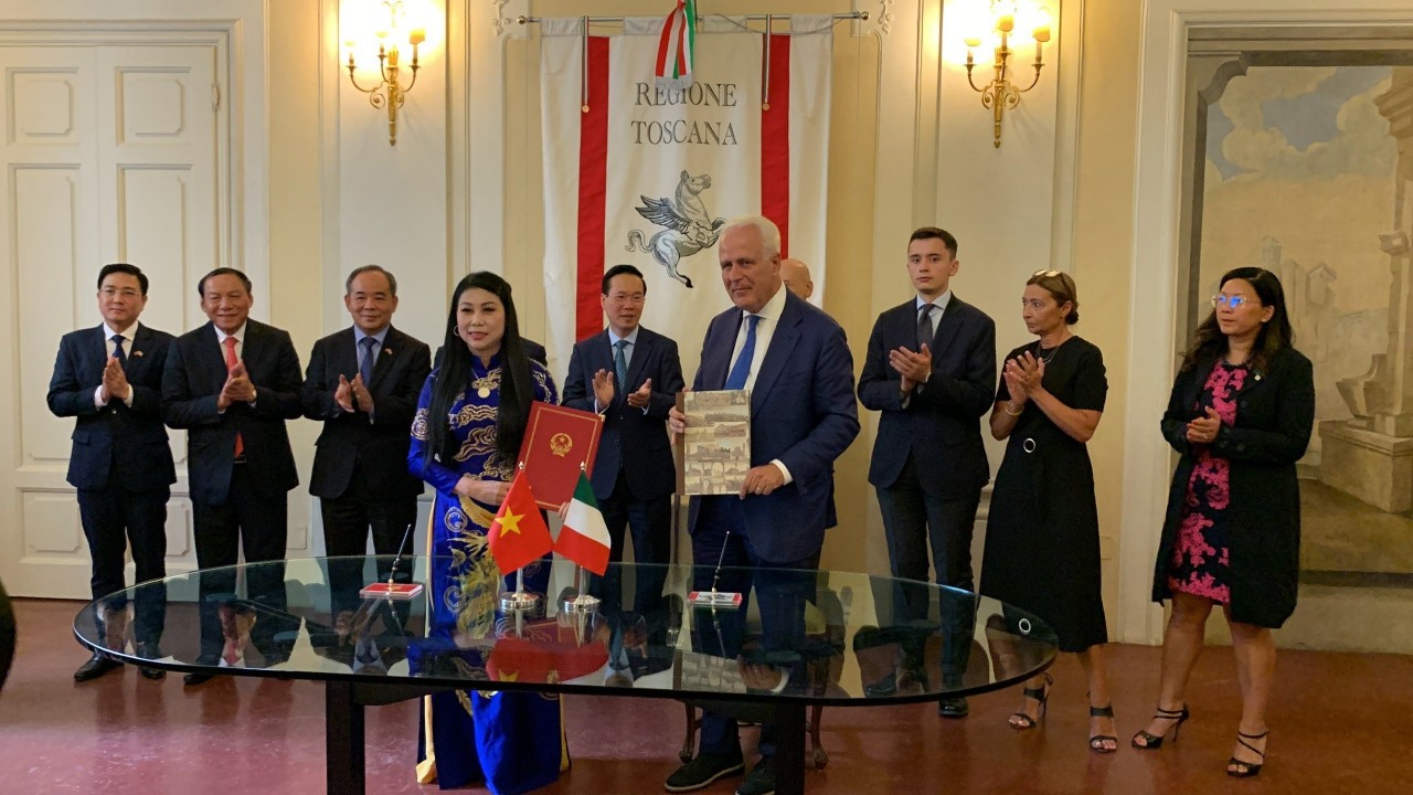 Chủ tịch nước Võ Văn Thưởng cùng các đại biểu chứng kiến lễ ký Bản ghi nhớ về hợp tác hữu nghị giữa tỉnh Vĩnh Phúc và Vùng Toscana.