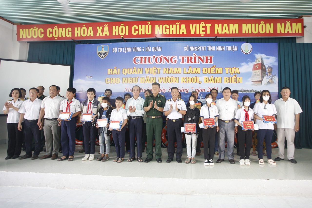 Vùng 4 hải quân tặng quà và khám bệnh, cấp thuốc miễn phí cho ngư dân tỉnh Ninh Thuận