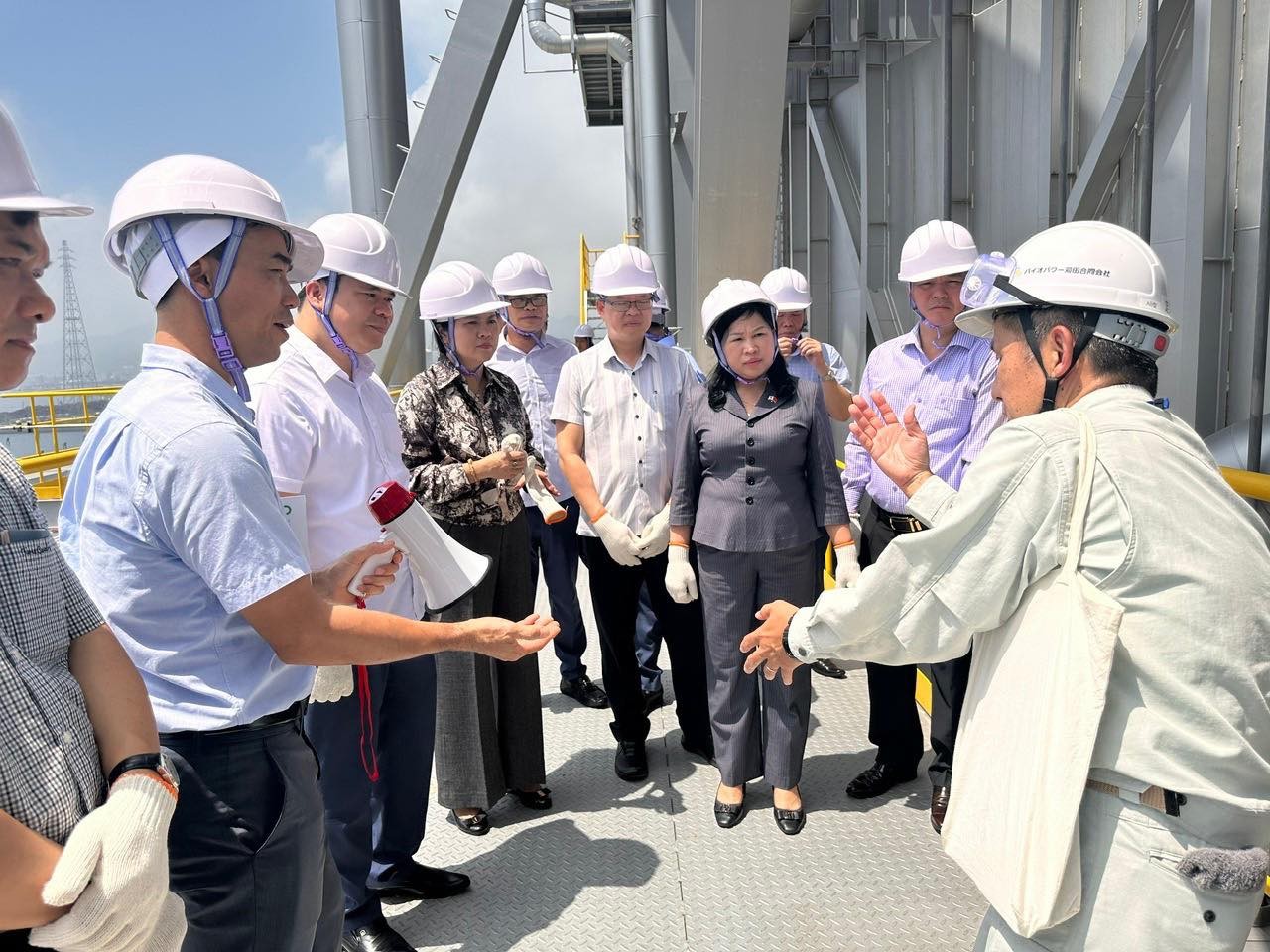 Đoàn đến tham quan và tìm hiểu mô hình sản xuất điện sinh khối tại nhà máy phát điện Kanda Bio Power.