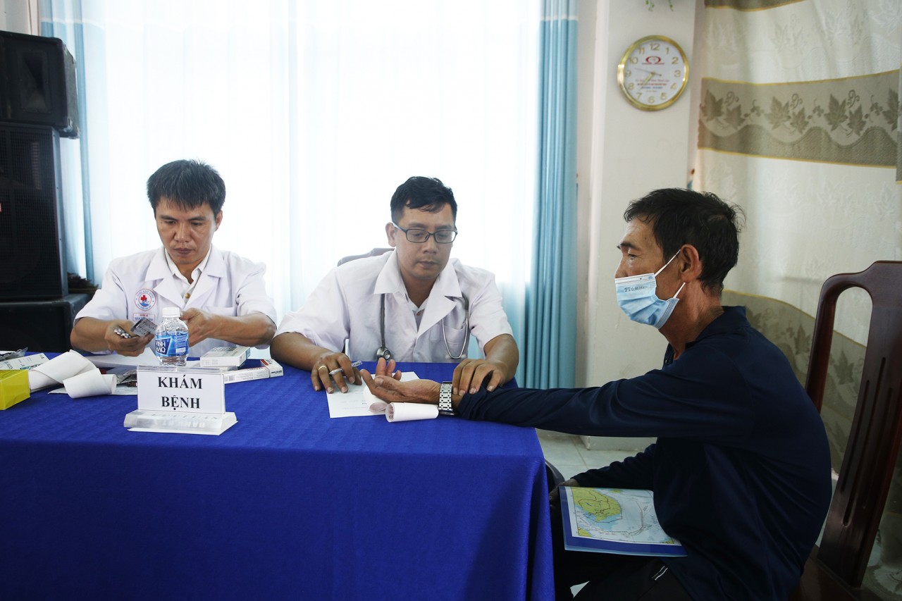 Quân y Vùng 4 khám sức khỏe, cấp thuốc cho ngư dân