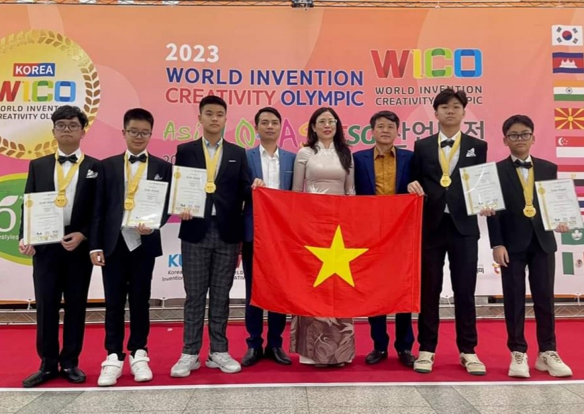 Học sinh Việt Nam nhận Huy chương Vàng tại WICO 2023 (Ảnh: Công an nhân dân).
