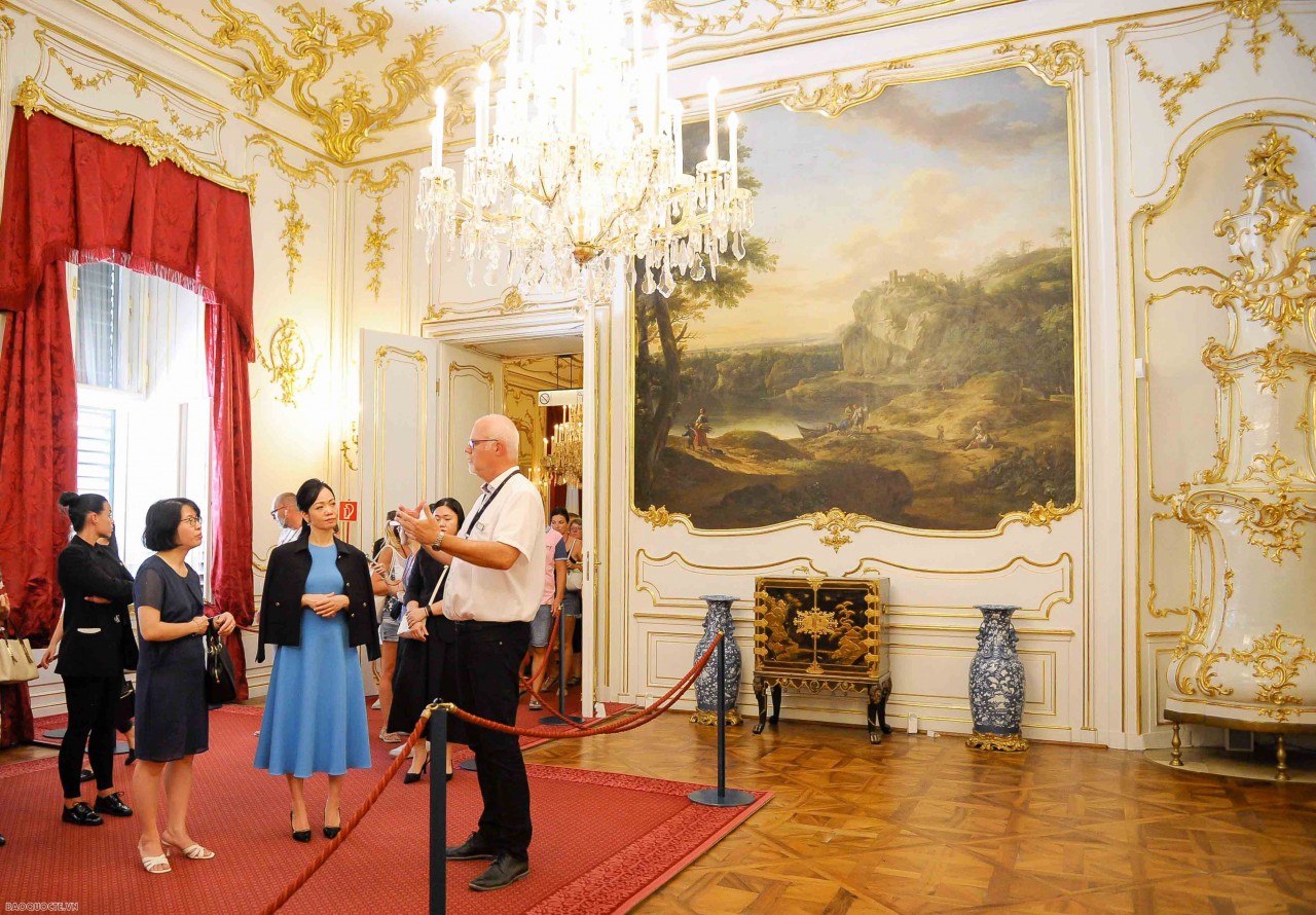 Cũng trong chuyến thăm Áo, Phu nhân Chủ tịch nước đã đến thăm Dinh Schönbrunn-một trong các dinh thự quan trọng nhất về văn hóa ở Áo. Schönbrunn khởi công xây dựng năm 1696, mang đậm kiến trúc Rococo và được UNESCO công nhận là Di sản thế giới năm 1996.
