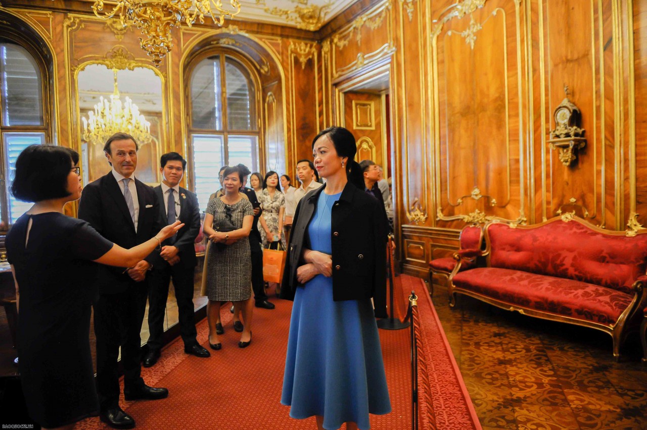 Tại Dinh Schönbrunn, Phu nhân Chủ tịch nước nghe giới thiệu lâu đài trọng tâm ở thế kỷ XIX, giai đoạn gắn liền với Hoàng đế Franz Joseph và vợ, Elizabeth của xứ Bavaria, được người dân biết đến với tên gọi là Hoàng hậu Sisi.