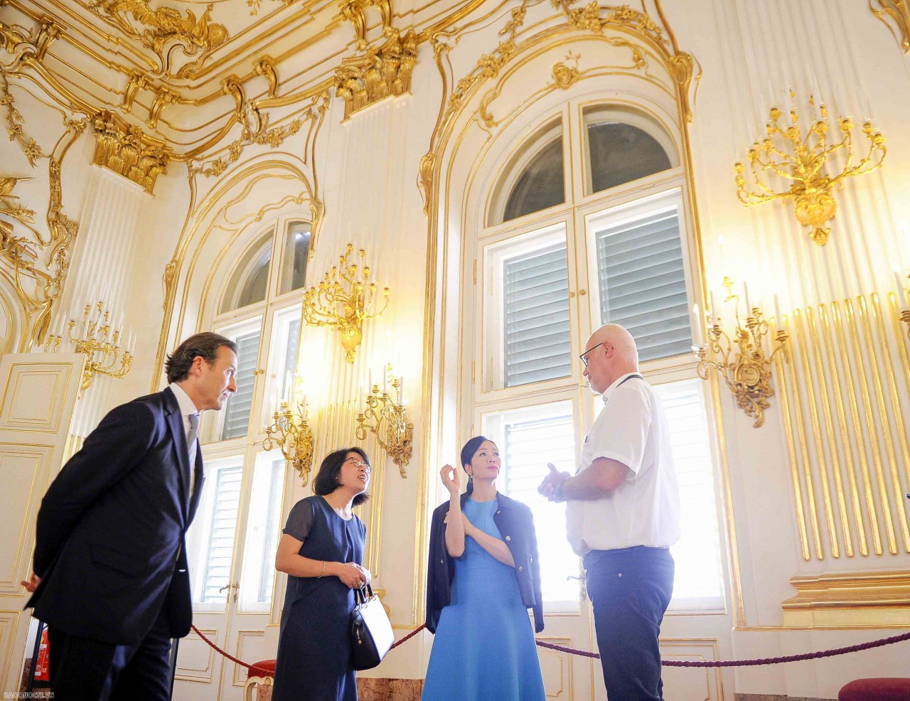 Dinh Schönbrunn có tổng cộng 1.441 phòng, tuy nhiên hiện nay chỉ mở cửa cho du khách tham quan 45 phòng. Nơi đây cũng gắn liền với tên tuổi của thần đồng âm nhạc, nhạc sĩ Mozart khi tại Schönbrunn, ông đã sáng sáng âm nhạc khi chỉ mới 6 tuổi.