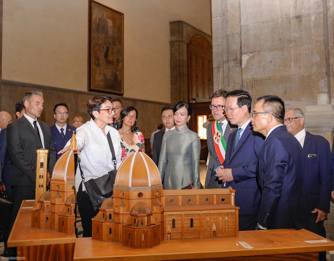 Trong chương trình thăm thành phố Firenze, Italia của Chủ tịch nước và Phu nhân, Thị trưởng thành phố Firenze Dario Nardella và Phu nhân giới thiệu về Nhà thờ Duomo-một trong những biểu tượng của thành phố.