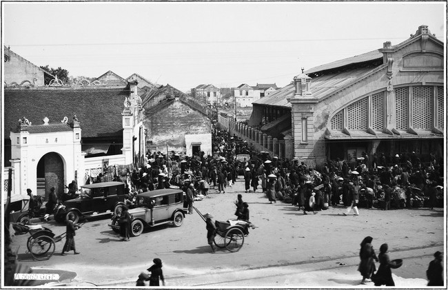 Khung cảnh sầm uất ở chợ Đồng Xuân, Hà Nội đầu thế kỷ 20.