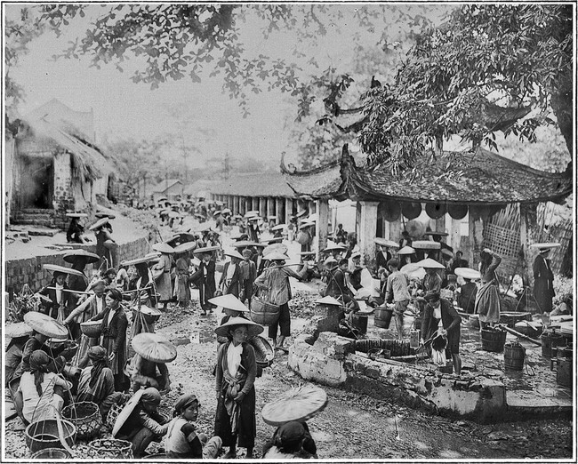 Người bán, người mua tấp nập trong một buổi họp chợ Bưởi, Hà Nội.