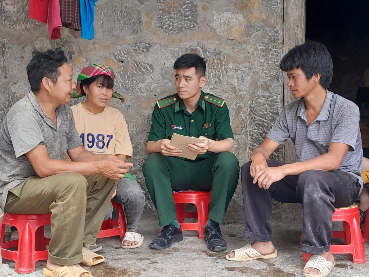 Cán bộ Đồn Biên phòng Bạch Đích tuyên truyền cho người dân xã Phú Lũng nâng cao cảnh giác với tội phạm mua bán người. Ảnh: Trúc Hà