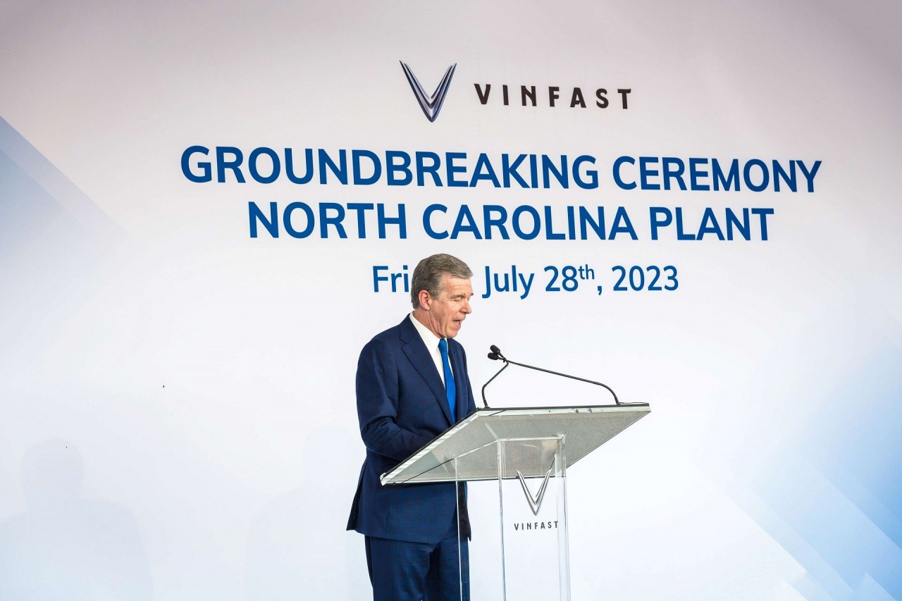Thống đốc Roy Cooper phát biểu tại lễ khởi công nhà máy VinFast.