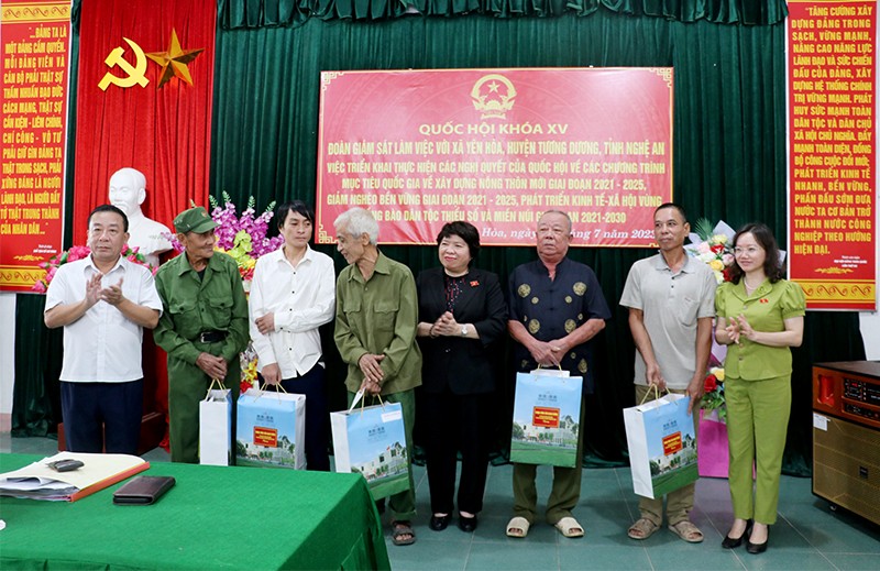 Nghệ An: Tặng quà cho gia đình chính sách, người có công trên địa bàn hai huyện Quế Phong và Tương Dương