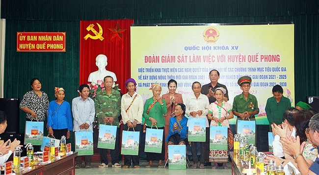 Nghệ An: Tặng quà cho gia đình chính sách, người có công trên địa bàn hai huyện Quế Phong và Tương Dương