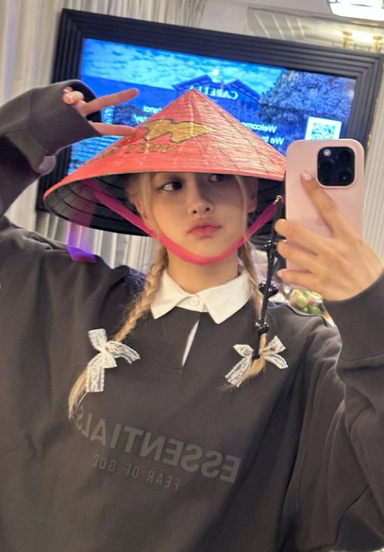 Ngay khi vừa xuống sân bay, Rosé đã đăng 5 bức ảnh chụp cùng chiếc nón lá do fan tặng tại phòng khách sạn trong khoảng thời gian lưu diễn ở Hà Nội.