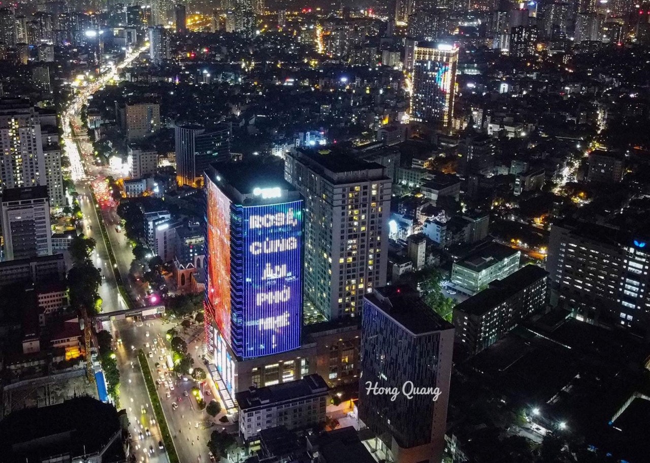 Để chào đón Rosé đến Việt Nam, các fan của nữ ca sĩ thực hiện dự án truyền thông bằng việc chạy quảng cáo lời nhắn: “Rosé cùng ăn phở nhé” trên màn hình LED tại TNR Tower, hướng ra các tuyến đường lớn của trung tâm là Chùa Láng, Kim Mã và Nguyễn Chí Thanh (Hà Nội). 