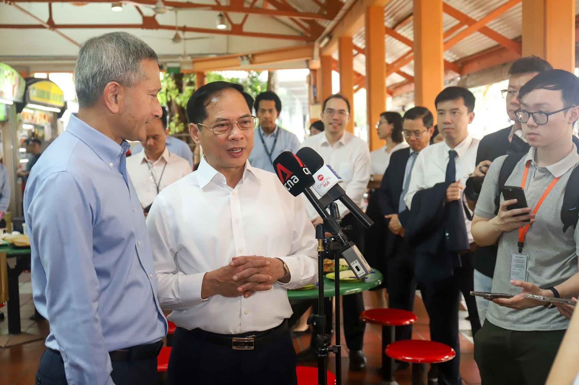 Bộ trưởng Ngoại giao Bùi Thanh Sơn và Bộ trưởng Ngoại giao Singapore Vivian Balakrishnan trả lời phỏng vấn báo chí.