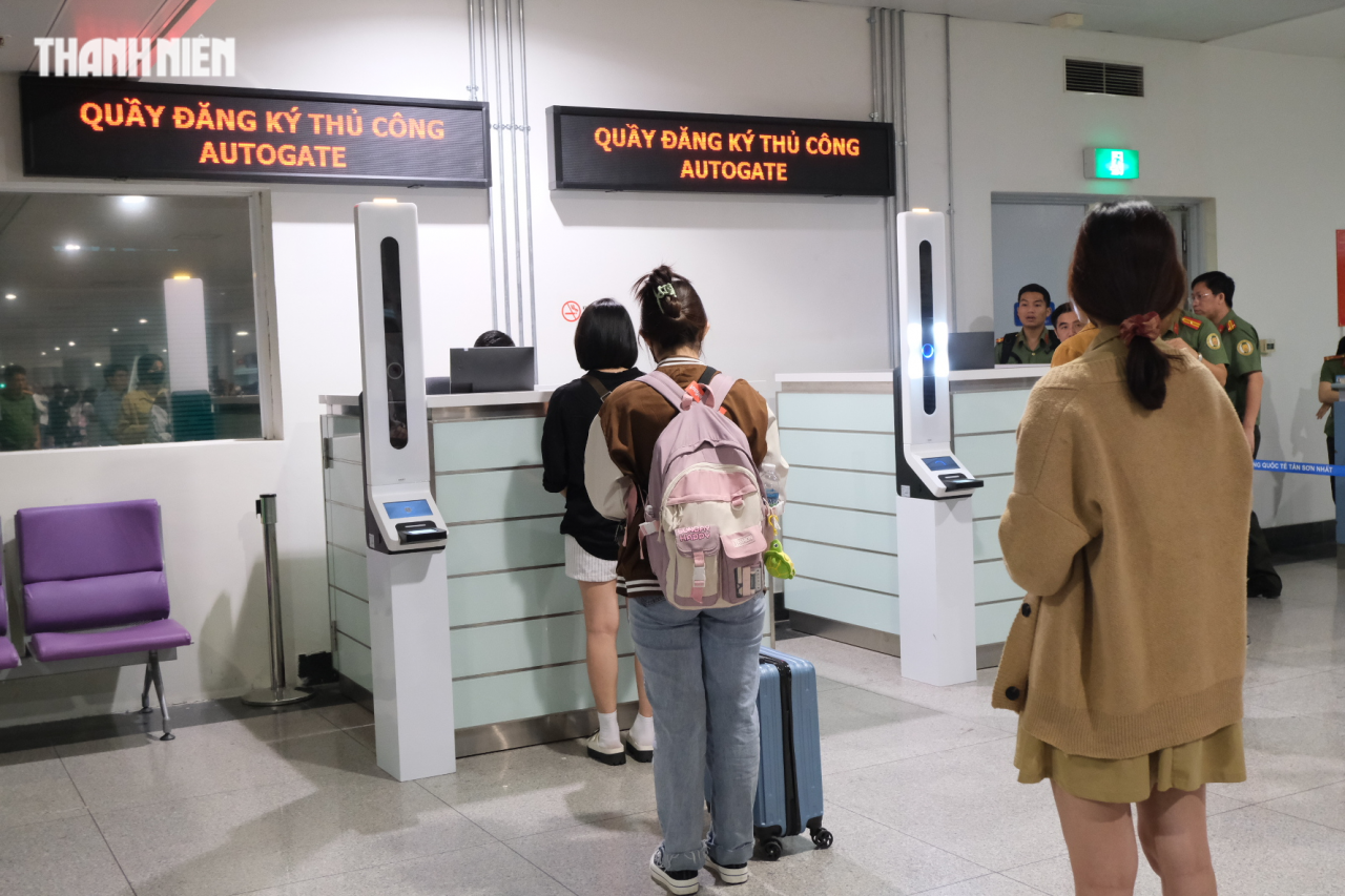Sân bay Tân Sơn Nhất thử nghiệm 10 máy quét hộ chiếu tự động