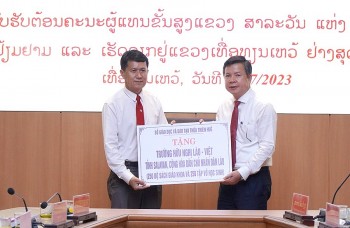 Thừa Thiên Huế trao tặng sách giáo khoa cho Trường Hữu nghị Lào – Việt
