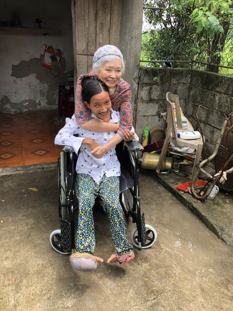 Bà Trần Tố Nga trao tặng 20 xe lăn cho nạn nhân chất độc da cam tại tỉnh Hà Nam