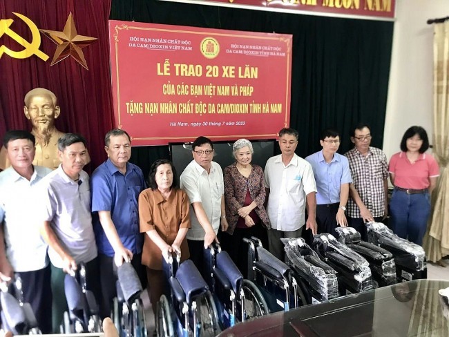 Bà Trần Tố Nga trao tặng 20 xe lăn cho nạn nhân chất độc da cam tại tỉnh Hà Nam
