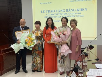 trao bang khen cho 2 kieu bao co dong gop xuat sac tai da nang
