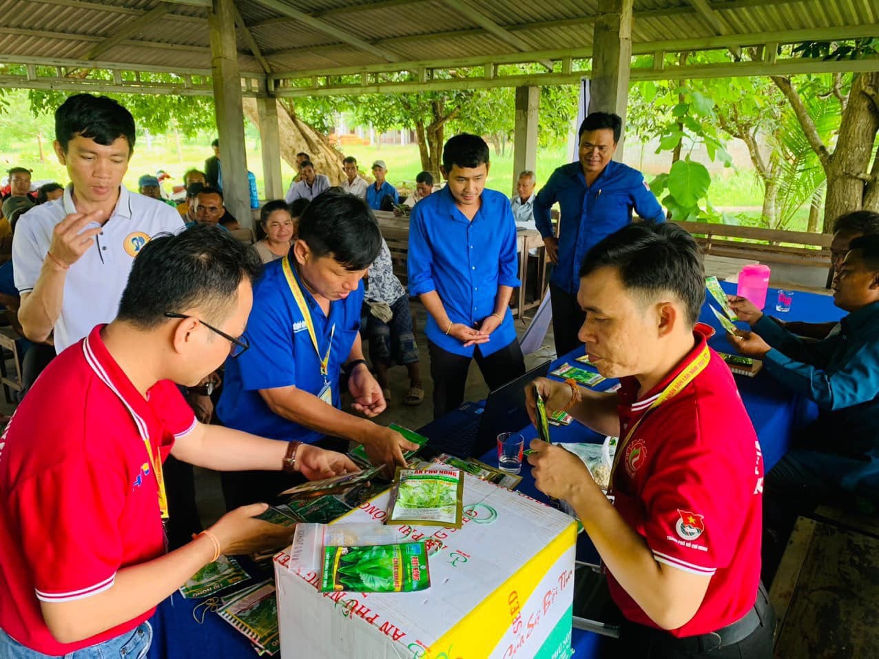 Sôi nổi các hoạt động tình nguyện hè của thanh niên Việt Nam tại Lào