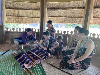 Nghề dệt thổ cẩm ở Pơ Ninh, xã Lăng, Quảng Nam: Cần cơ chế riêng để bảo tồn