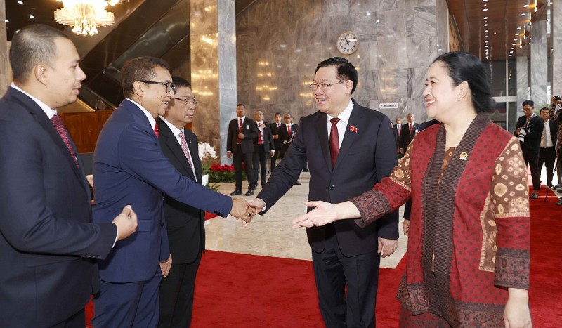 Chủ tịch Quốc hội Vương Đình Huệ và Chủ tịch Hạ viện Indonesia Puan Maharani với đại biểu (Ảnh: Quochoi.vn).