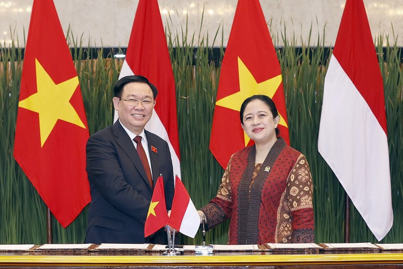 Hai nhà Lãnh đạo Quốc hội ký kết Thỏa thuận hợp tác giữa hai cơ quan lập pháp (Ảnh: Quochoi.vn).
