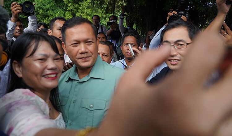 Ông Hun Manet được người dân chào đón khi đi bỏ phiếu tại một điểm bỏ phiếu ở Tuol Kork (Ảnh: Khmer Times).