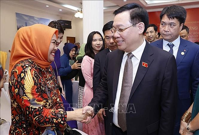  Chủ tịch Quốc hội Vương Đình Huệ gặp cộng đồng người Việt Nam tại Indonesia (ảnh: Doãn Tấn - TTXVN).