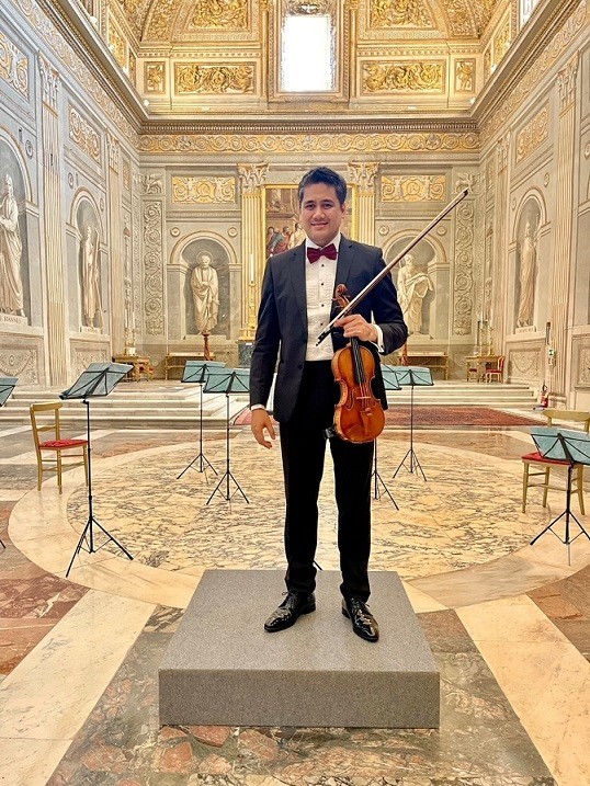 Nghệ sĩ vĩ cầm Bùi Công Duy tại phòng hòa nhạc Haydn-Saad, Áo. (Ảnh: NVCC)