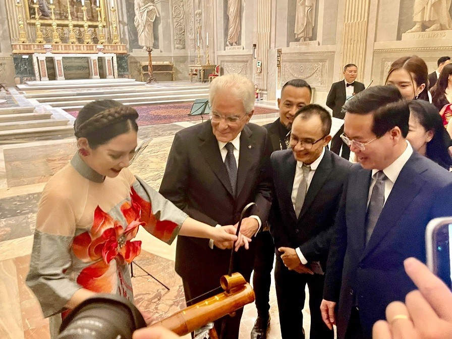 Tổng thống Italy Sergio Mattarella thích thú khám phá cây đàn bầu của Việt Nam. (Ảnh: NVCC)