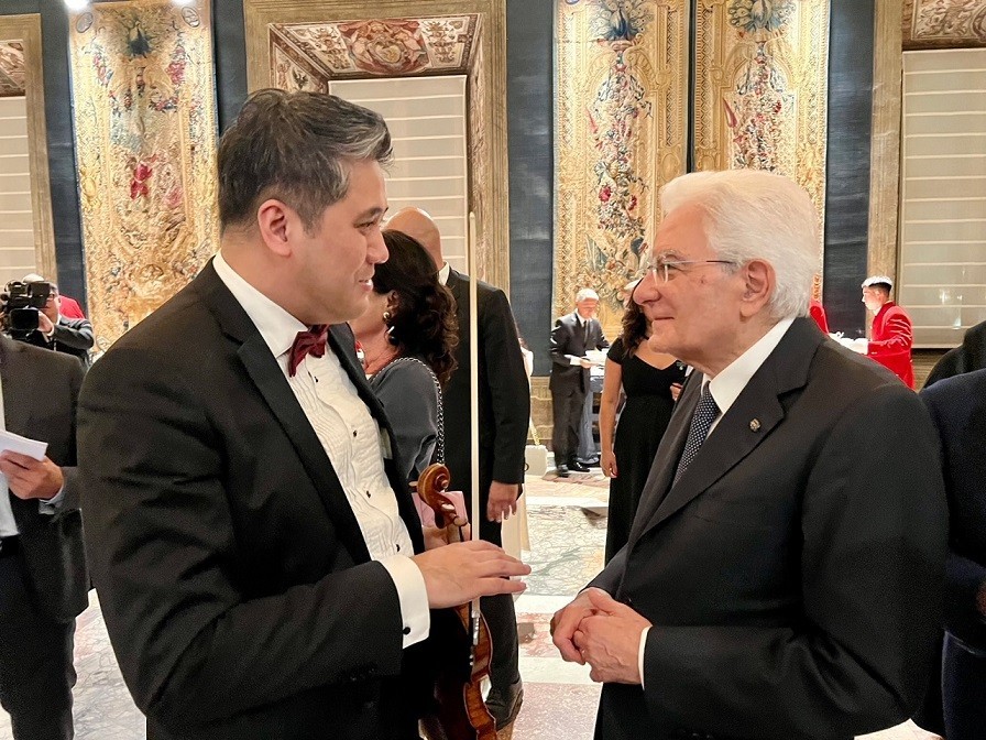 Nghệ sĩ vĩ cầm Bùi Công Duy trao đổi với Tổng thống Italy Sergio Mattarella. (Ảnh: NVCC)