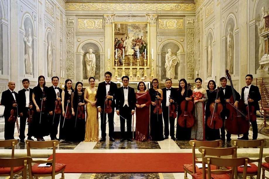 Các nghệ sĩ trong đoàn nghệ thuật tháp tùng Chủ tịch nước chụp ảnh tại phòng hoà nhạc trong Cung điện Rome. (Ảnh: NVCC)