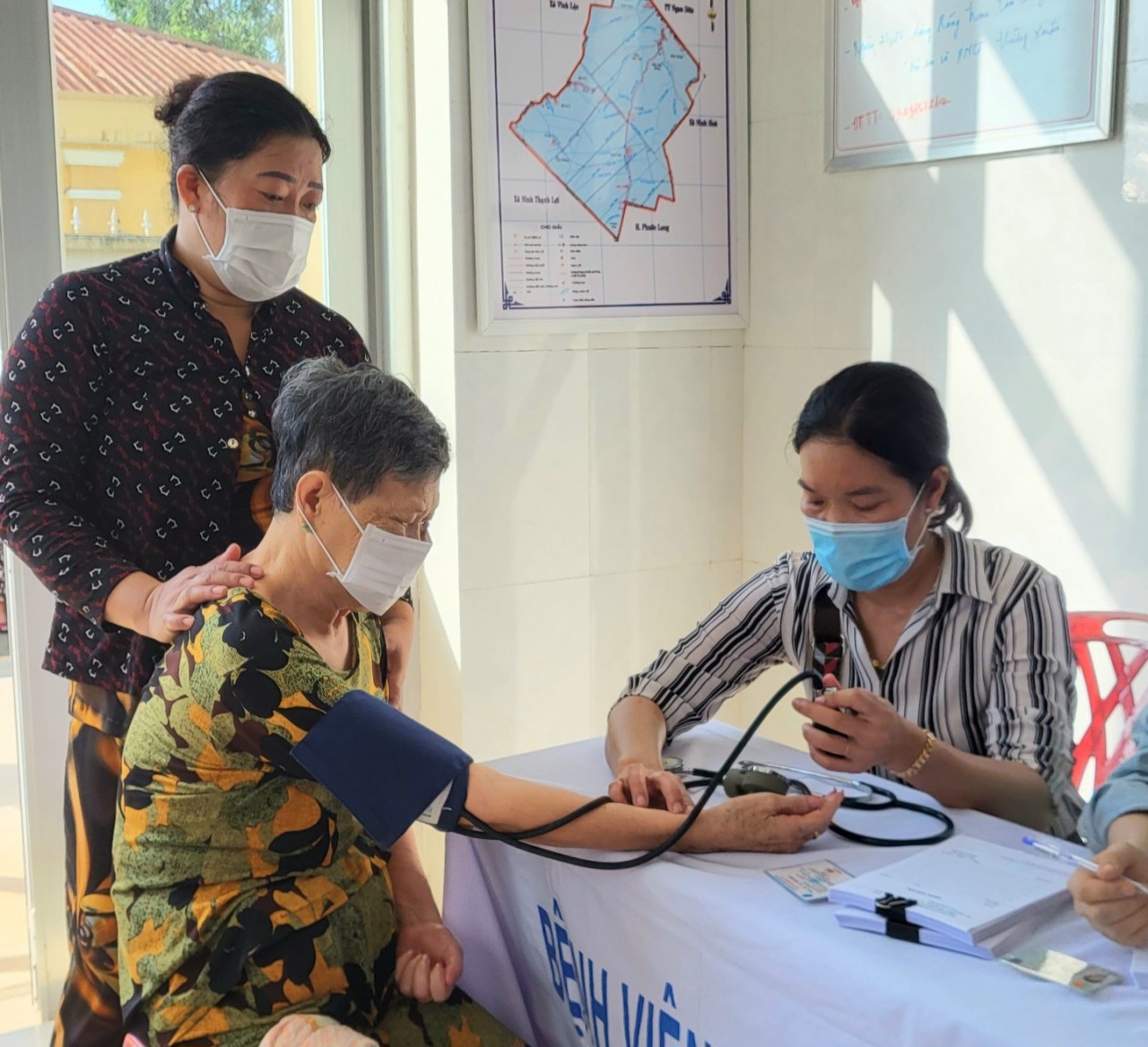 Khám bệnh, cấp thuốc và tặng quà cho 500 người dân huyện Hồng Dân (Bạc Liêu)