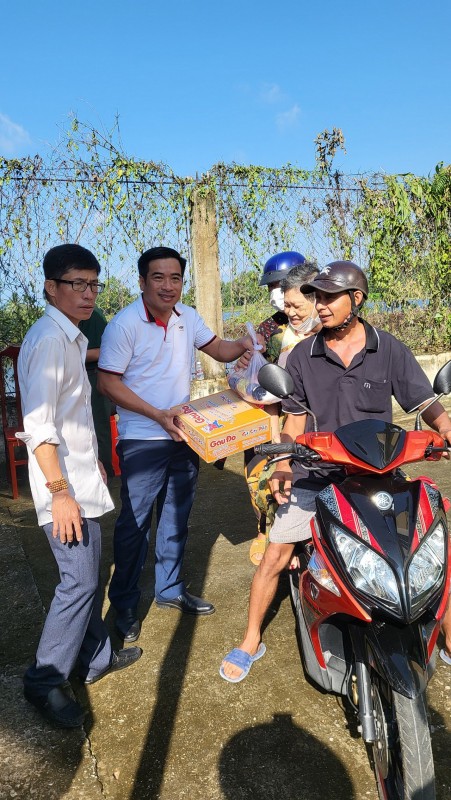 Khám bệnh, cấp thuốc và tặng quà cho 500 người dân huyện Hồng Dân (Bạc Liêu)