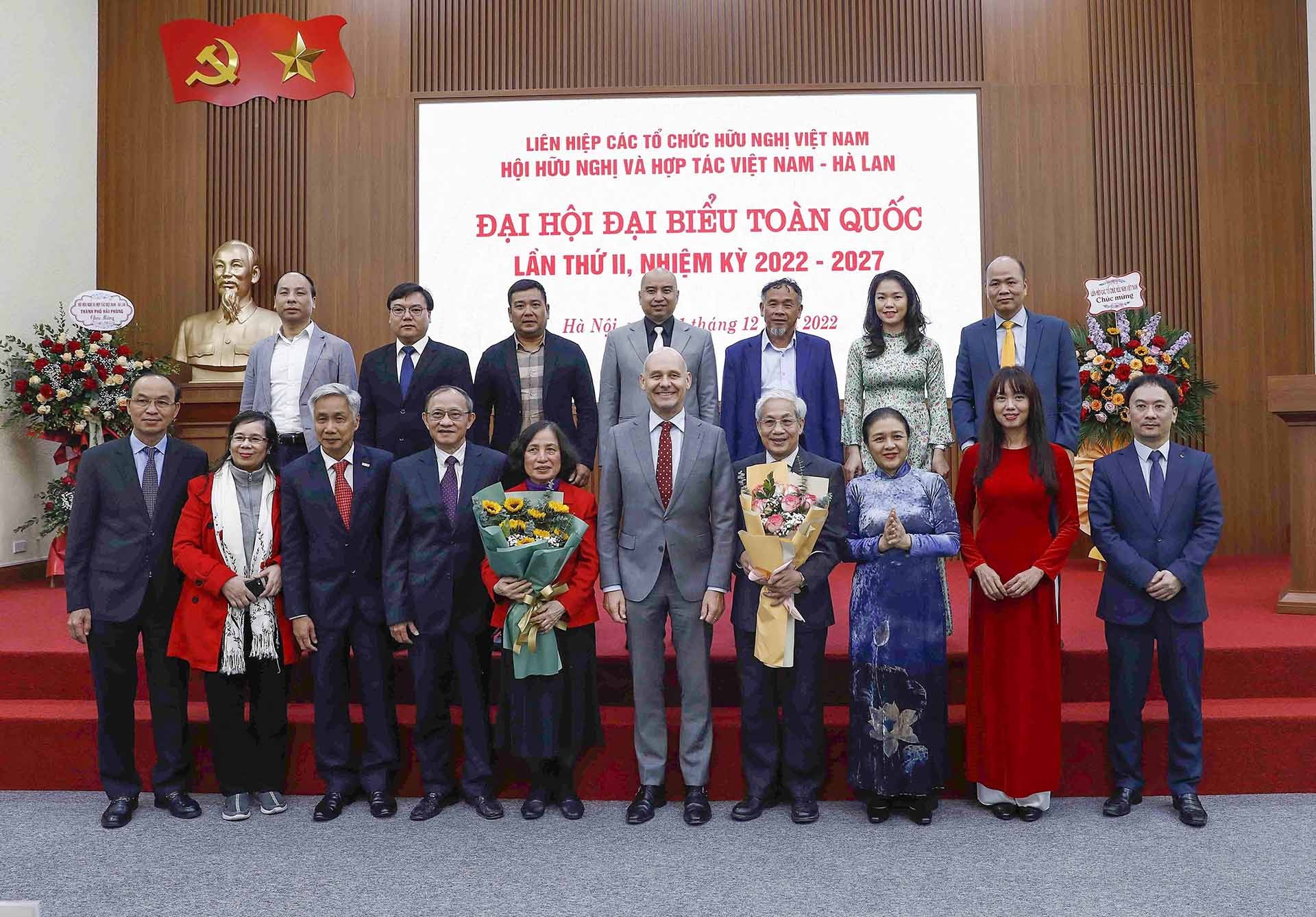 Đại sứ Nguyễn Phương Nga (hàng đầu, thứ ba từ phải) chụp ảnh lưu niệm cùng Ban Chấp hành Hội Hữu nghị và hợp tác Việt Nam – Hà Lan nhiệm kỳ 2022–2027, ngày 21/12/2022 tại Hà Nội. (Nguồn: TTXVN)