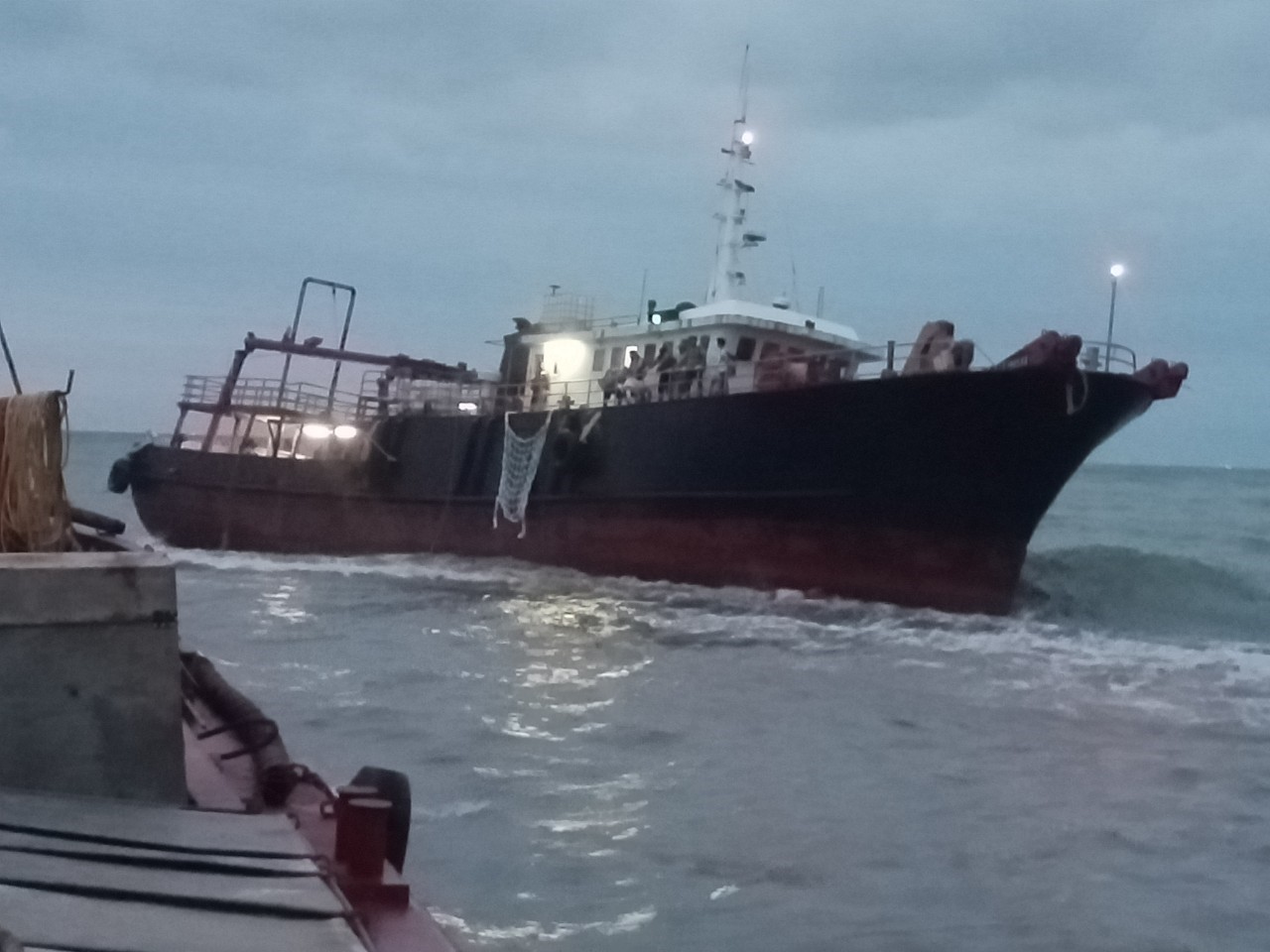 Cứu 7 thuyền viên của tàu Hong Kong gặp nạn trên biển