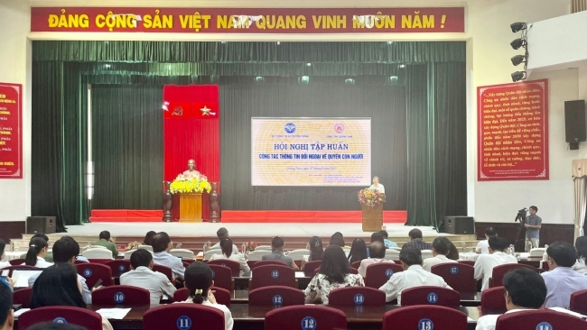 Nâng cao thông tin, tuyên truyền về quyền con người