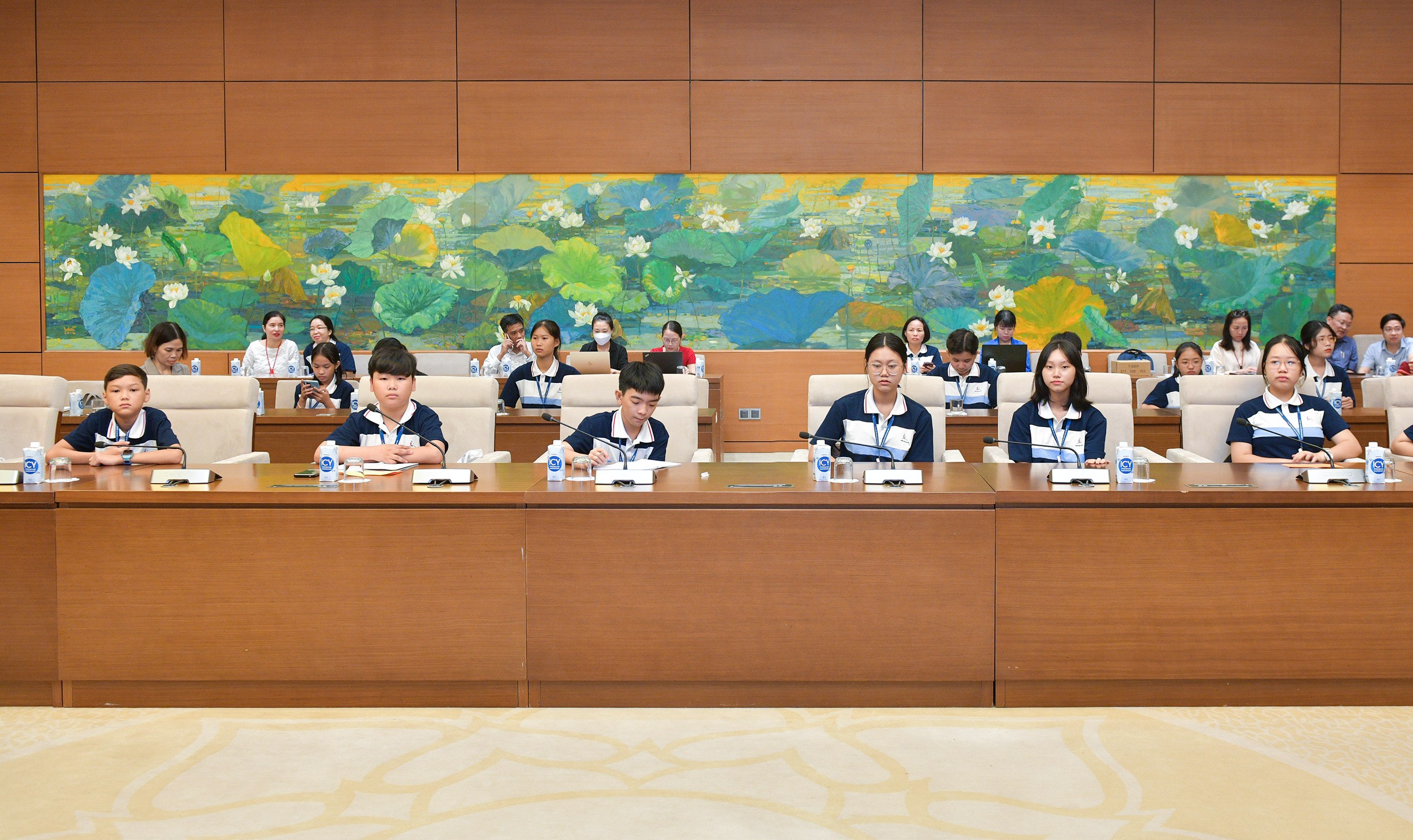 Các thiếu nhi tiêu biểu tham dự Diễn đàn trẻ em quốc gia lần thứ VII năm 2023 tham dự buổi gặp mặt (Ảnh: quochoi.vn).