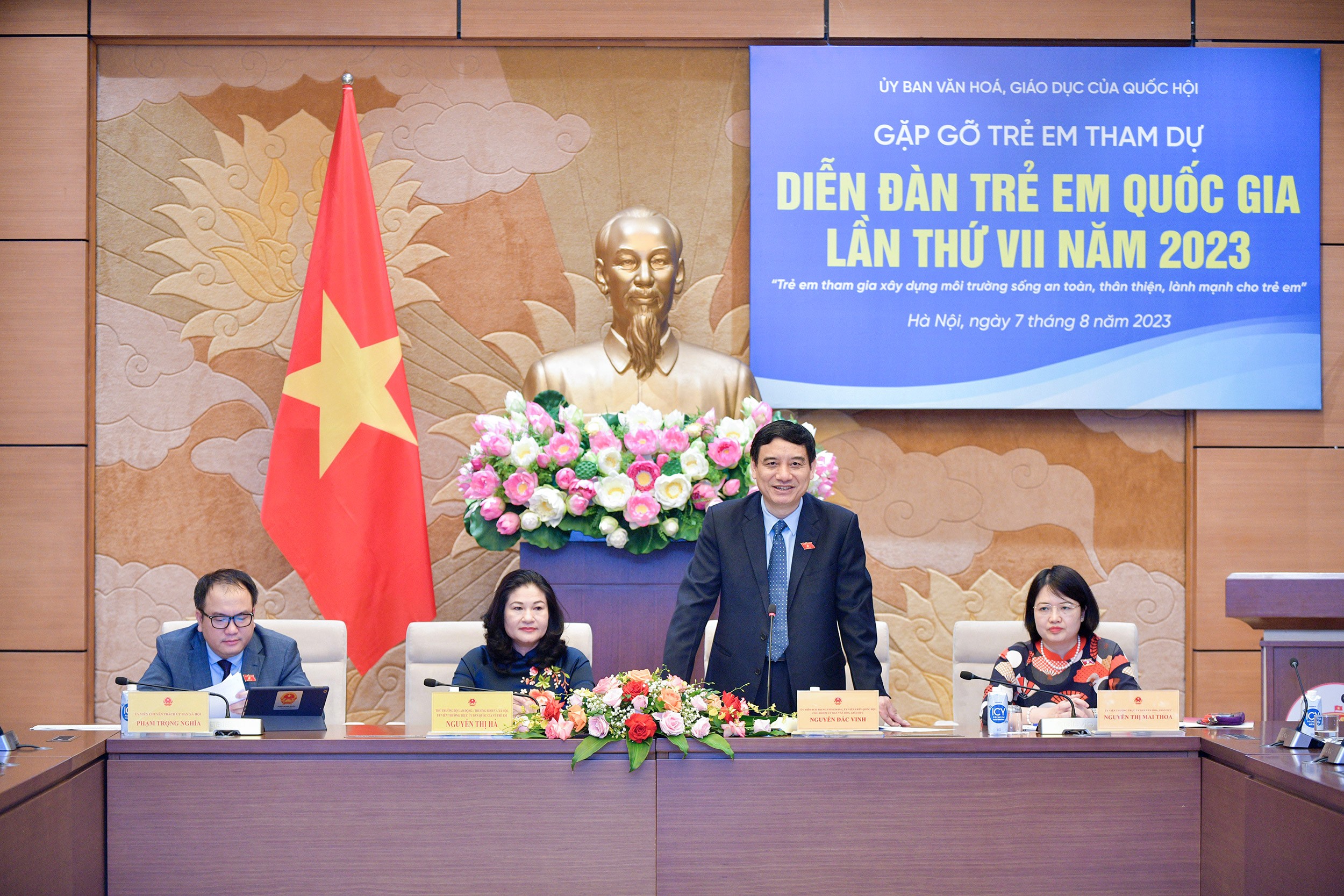 Chủ nhiệm Ủy ban Văn hóa, Giáo dục Nguyễn Đắc Vinh phát biểu tại buổi gặp gỡ (Ảnh: quochoi.vn).