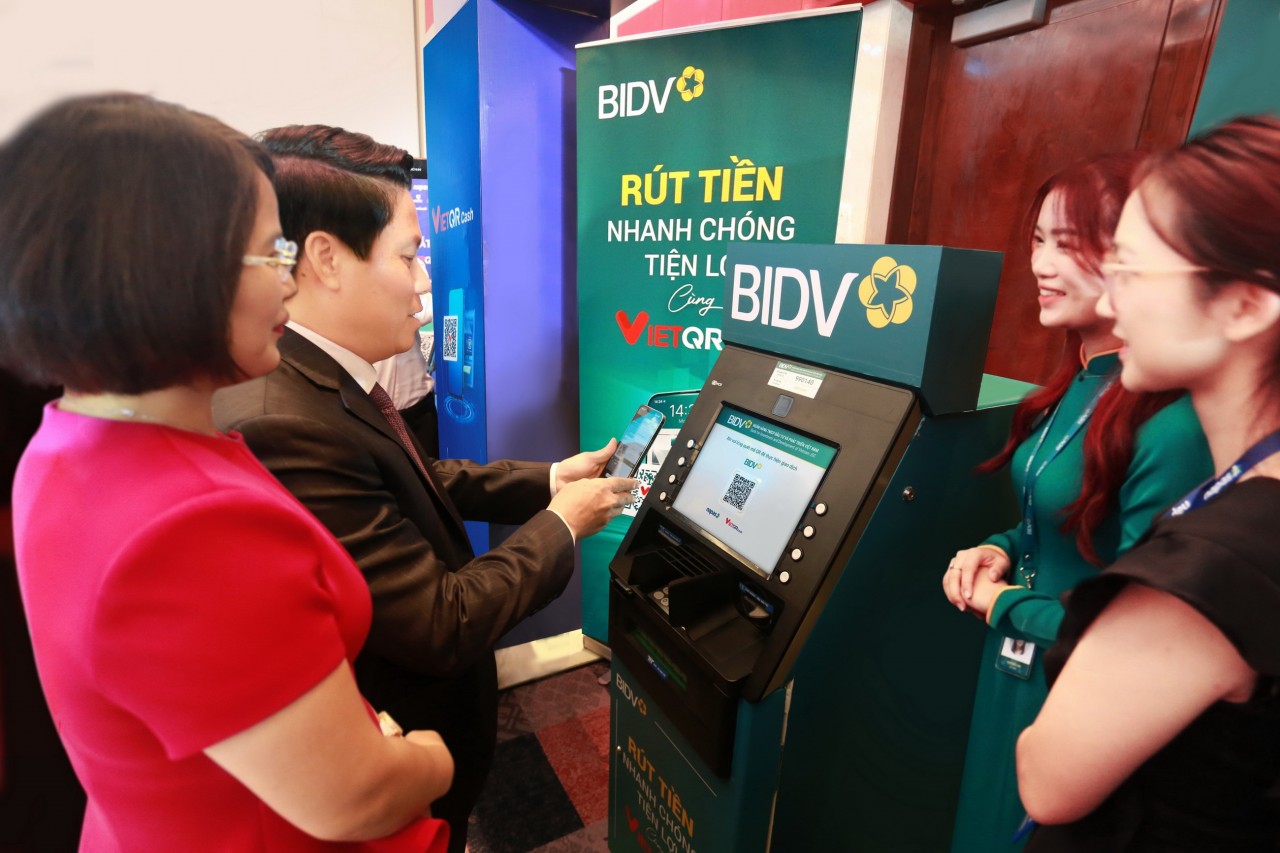 Phó Thống đốc NHNN Phạm Tiến Dũng trải nghiệm dịch vụ VietQRCash tại gian hàng BIDV