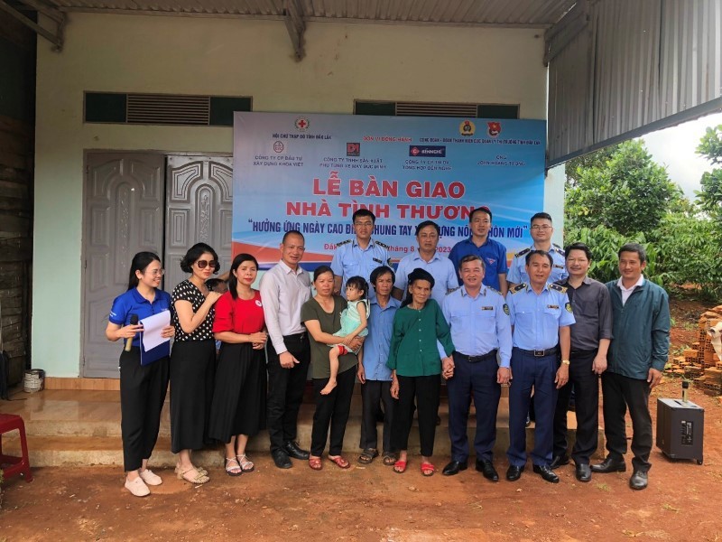 Đắk Lắk bàn giao 2 nhà tình thương tại hai xã Cư Bao (Thị xã Buôn Hồ) và Cư Mốt (huyện Ea H'leo)