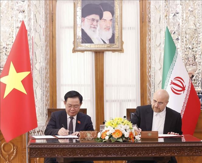 Chủ tịch Quốc hội Vương Đình Huệ và Chủ tịch Quốc hội Iran họp báo chung